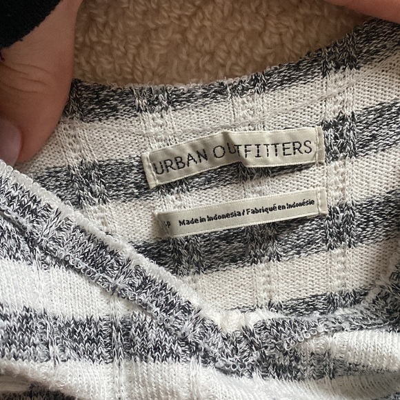 Size S grey and white tank top from Urban Outfitters. True to size. - Picture 3 of 3
